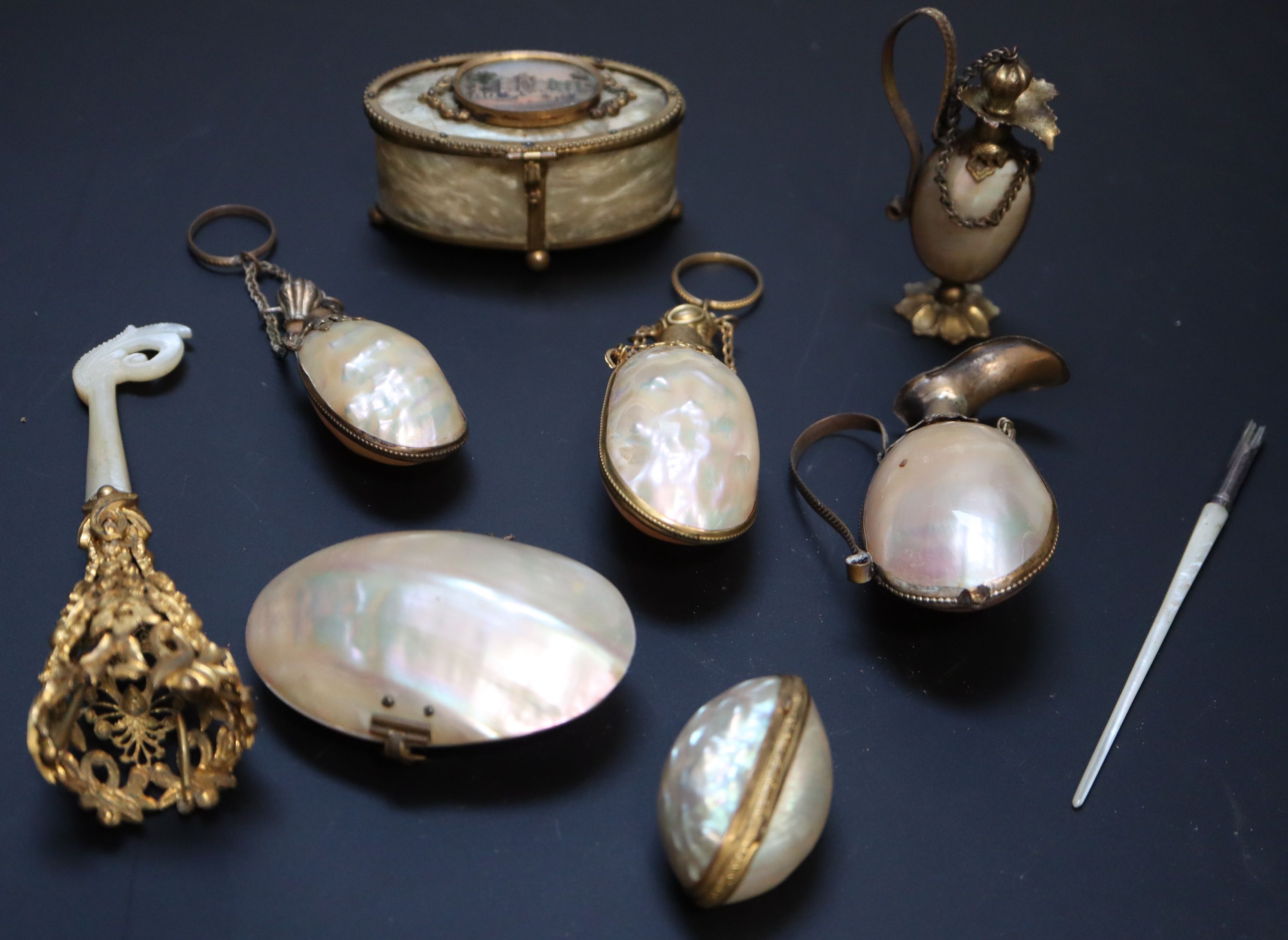 A collection of 19th century Palais Royale trinkets